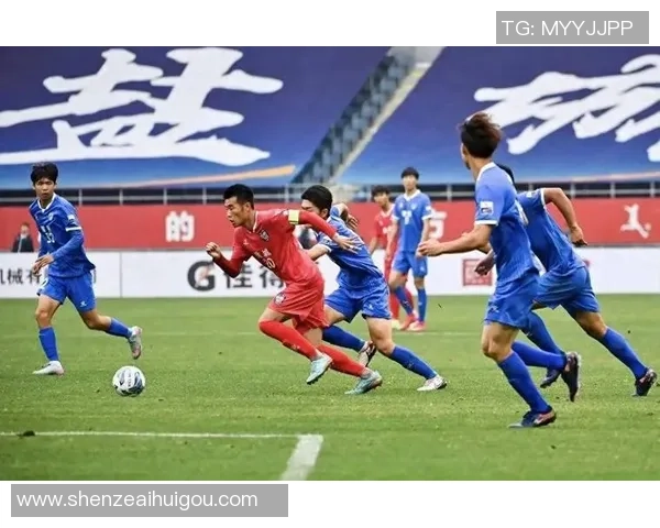 足球传奇人物的荣耀与奋斗：从草根到巅峰的星光之路