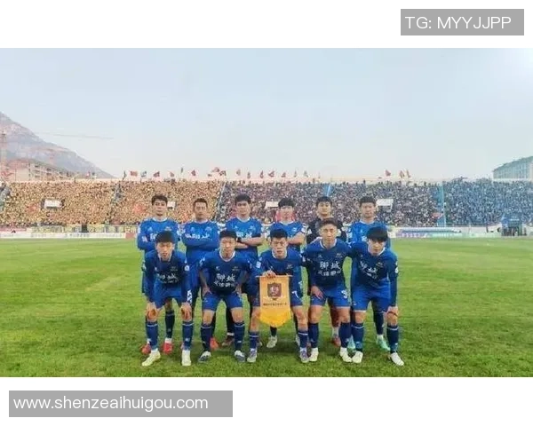 足球场上的英雄与激情球迷共舞共赢的传奇瞬间