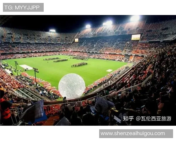 足球巨星驾车闪耀登场全场欢呼点燃热烈氛围引爆激情时刻